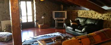 Amplio salón/buardilla con tv y zona de ocio de Casa Rural Zaldierna en La Rioja